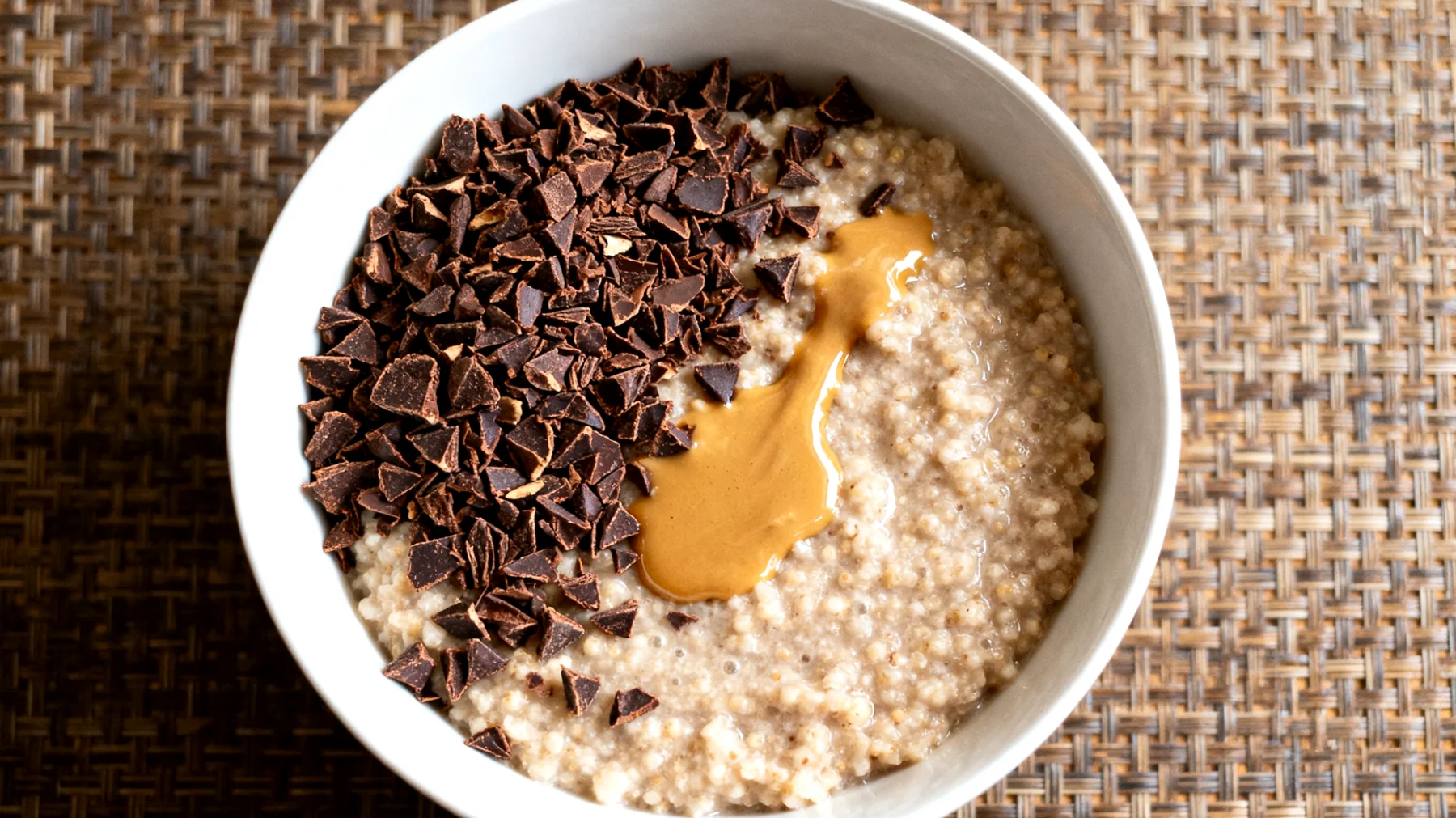 Amaranth-Porridge mit Kakao-Nibs und Tahini"